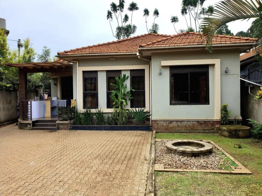 3-bedroom house with staff quarters in Kira Mamerito Road