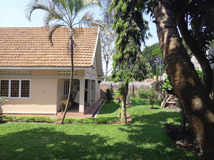 3-bedroom house with staff quarters near Victoria Mall, Entebbe