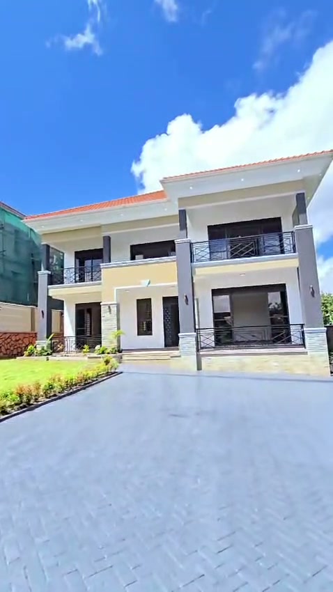 5-bedroom house with staff quarters on 20 decimals in Bwebajja