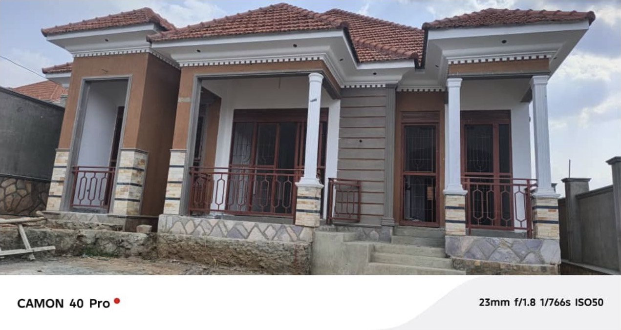 4-bedroom house with staff quarters under completion in Kira Nsasa