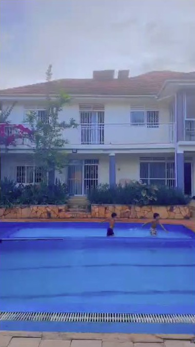 6-bedroom house with guest wing on 40 decimals in Kitende