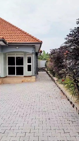 3-bedroom house with staff quarters on 12 decimals in Bwebajja Akright