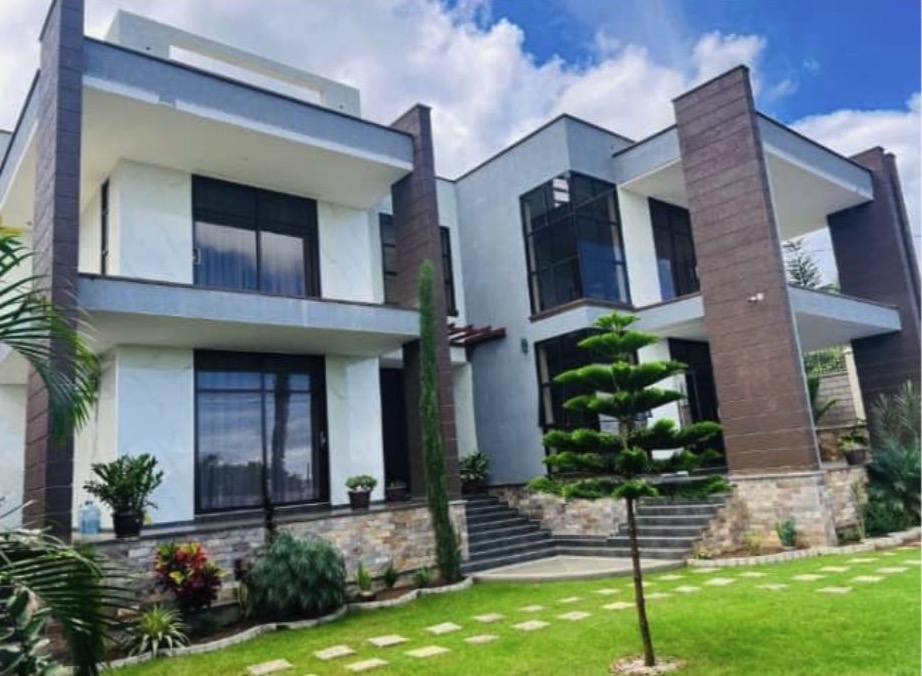 5-bedroom ensuite house on a 100-by-100 plot in Namulanda