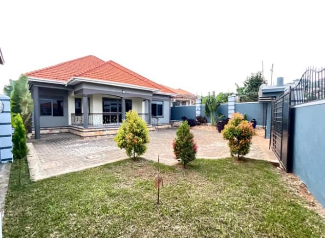4-bedroom house with staff quarters on 14 decimals in Kitende Sekiwunga