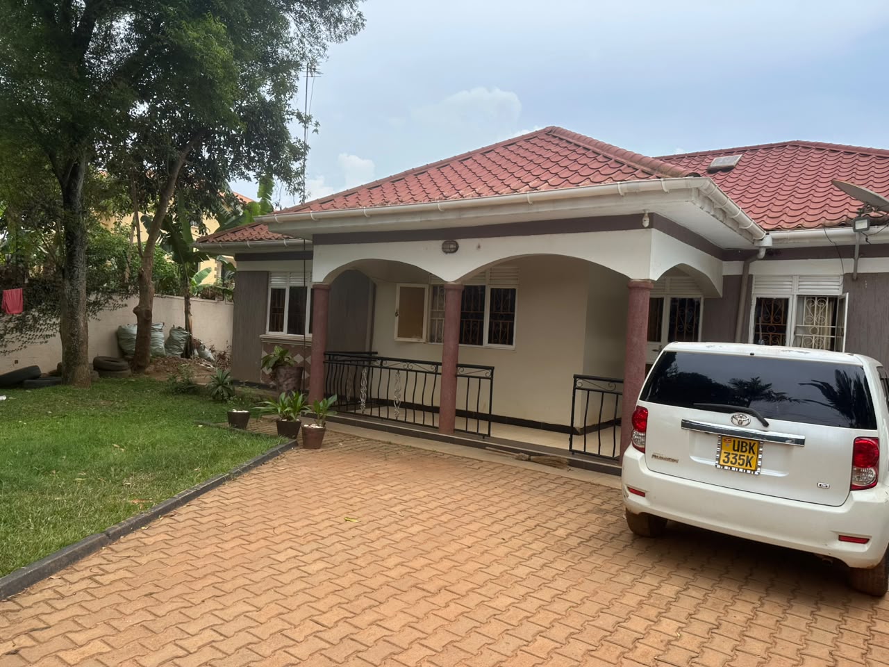 13-bed property for sale in Kira