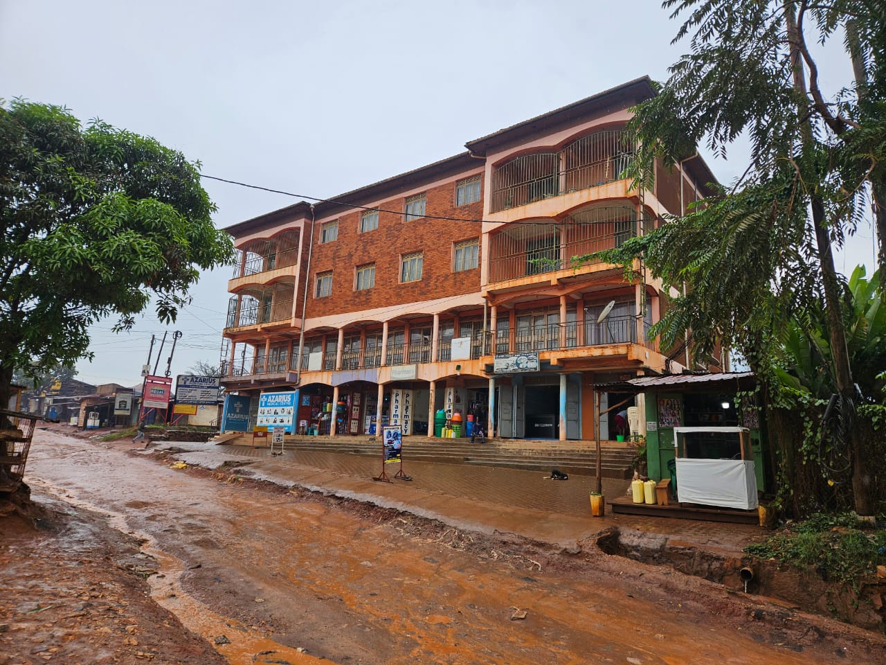 COMMERCIAL HOUSE FOR SALE 2.2B.