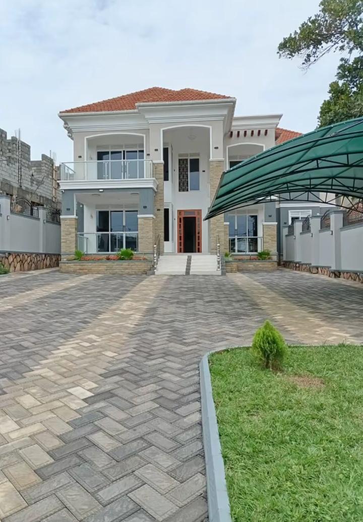 7-Bed property for sale in Buziga