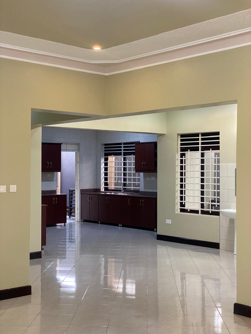 4-Bed property for sale in Kira-Nsasa