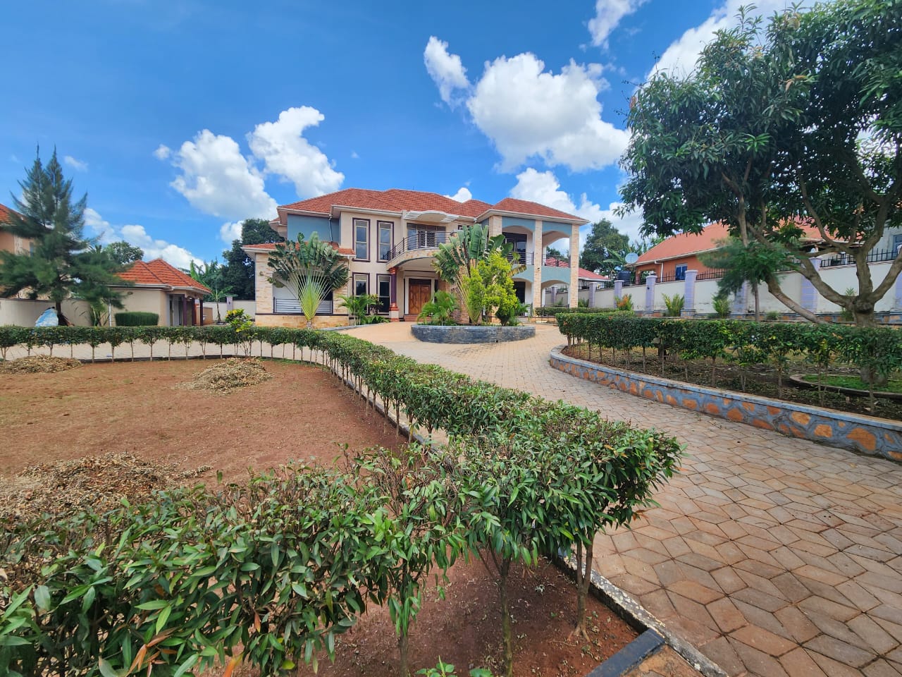 7-bed house for sale in Kira
