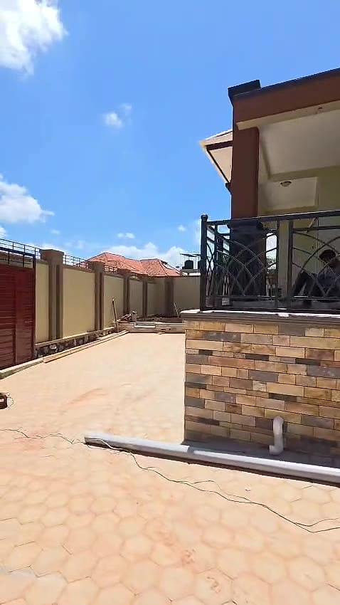 4-Bed property for sale in Kira-Nsasa